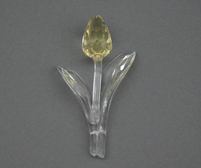 une fleur en verre transparent avec un cœur en cristal jaune