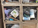 une pile de boîtes empilées les unes sur les autres
