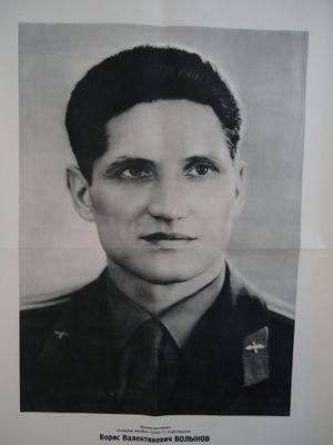 photographie en noir et blanc d'un homme en uniforme portant une croix sur la poitrine