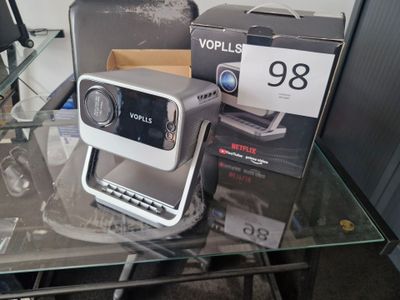 une petite radio posée sur une table en verre