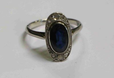 Gros plan sur une bague contenant une pierre bleue