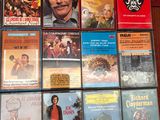 beaucoup de dvd sur l'étagère de la chambre