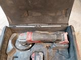un outil dans une boîte à outils posée par terre