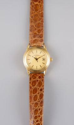Gros plan sur une montre-bracelet avec un bracelet marron