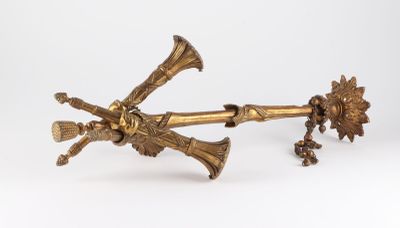 paire de chandeliers anciens en laiton sur fond blanc