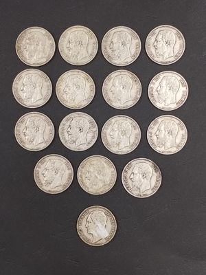 une image représentant un groupe de pièces d'argent sur un fond noir