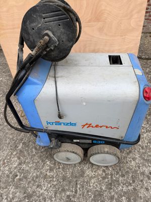 une machine bleue et blanche posée par terre