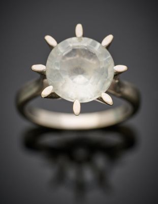 BAGUE solitaire en or gris (750°/°°) ornée d'une pierre inco…