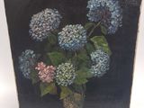 un tableau représentant des fleurs bleues et roses dans un vase posé sur un chevalet