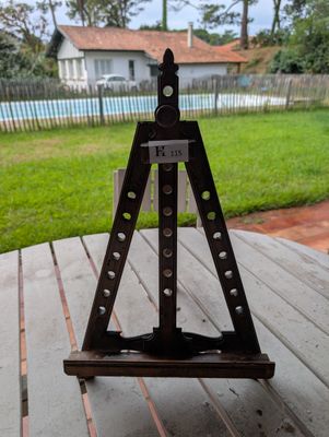 une table en bois sur laquelle se trouve un objet en métal