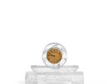 une horloge en verre posée sur un socle en marbre