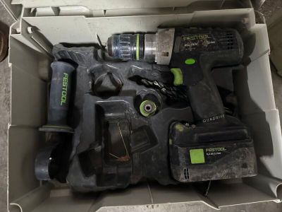 une boîte contenant tout un tas d'outils