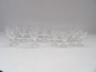 six verres à vin transparents posés sur une table blanche