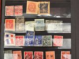 une photo d'une collection de timbres dans une vitrine