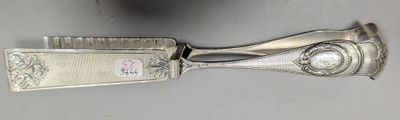une cuillère en argent avec un manche en argent, une cuillère en argent avec un manche en argent, une cuillère en argent avec un manche en argent et une cuillère en argent avec un manche en argent