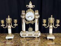 GARNITURE DE CHEMINEE DE STYLE LOUIS XVI