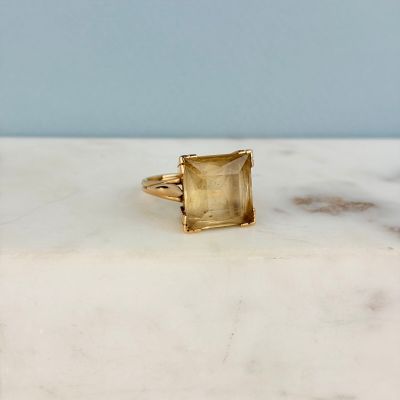une image représentant une bague en or posée sur une surface en marbre
