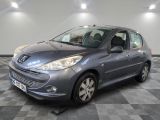 la voiture grise est garée dans le garage sur le sol en damier