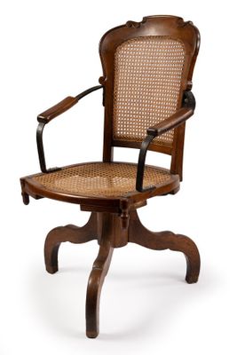 une image représentant une chaise en bois avec un dossier et des accoudoirs en rotin