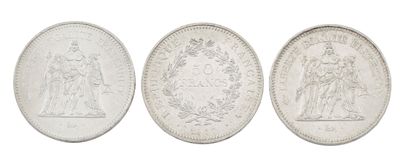 trois types différents de pièces d'argent sur fond blanc