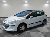la petite voiture blanche est garée dans le garage sur un sol en damier