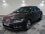 La Volkswagen Passat est garée dans une grande pièce au sol carrelé.
