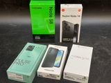 Trois boîtes de téléphones sont posées les unes à côté des autres sur une table