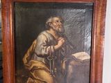 un vieux tableau représentant un homme tenant un livre posé sur un chevalet