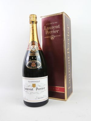 La bouteille de Laurent Perrier se trouve à côté d'un carton de vin.