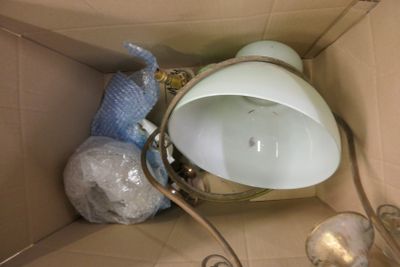 une lampe placée à l'intérieur d'une boîte