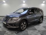 La Honda CR-V est garée sur un sol à damier