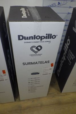 trois boîtes sont empilées sur une table