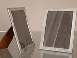 deux cadres posés sur une table avec un miroir