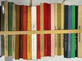 de nombreux livres empilés les uns sur les autres sur une étagère