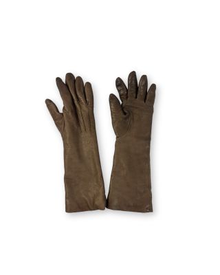 une image représentant une paire de gants en cuir marron sur fond blanc