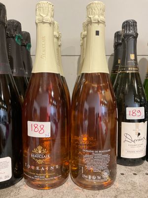 plusieurs bouteilles de vin sont alignées sur un comptoir