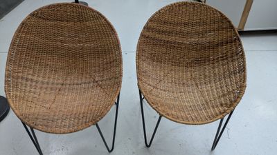paire de chaises en osier à pieds en épingle à cheveux