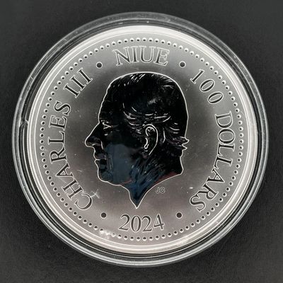un gros plan d'une pièce d'argent à l'effigie d'un homme