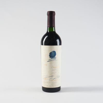 une image d'une bouteille de vin rouge sur fond blanc