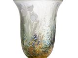 un vase en verre posé sur un support