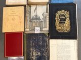 plusieurs vieux livres sont posés sur une table les uns à côté des autres