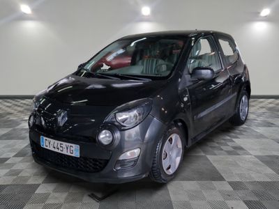 la photo d'une petite voiture noire garée dans un garage