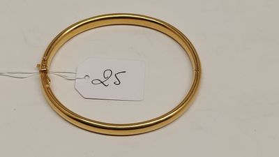 gros plan d'une bague en or portant une étiquette de prix