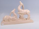 une statue représentant un cheval et un oiseau posée sur une table