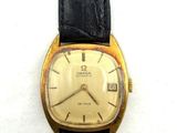 une image représentant une montre-bracelet plaquée or montée sur un bracelet en cuir noir