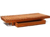 un banc en bois avec un tiroir en dessous