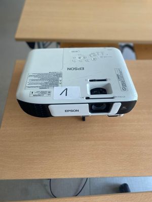 un projecteur posé sur un bureau dans une salle de classe