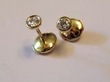 une paire de boucles d'oreilles en or et diamants sur fond blanc