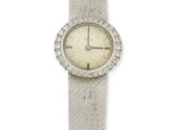 gros plan d'une montre-bracelet sur fond blanc