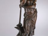 une image représentant la statue d'un homme tenant un marteau